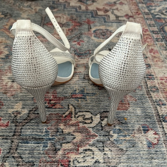 Schutz leather beaded accents white 8.5 - Picture 2 of 3